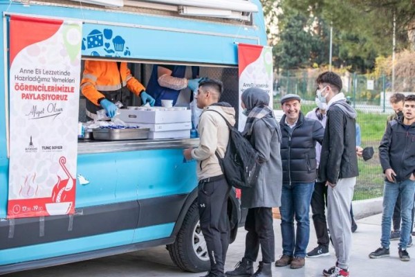 Öğrencilere 6 noktada sıcak yemek