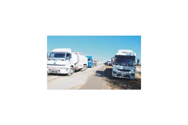 Uzun tır kuyrukları oluşuyor