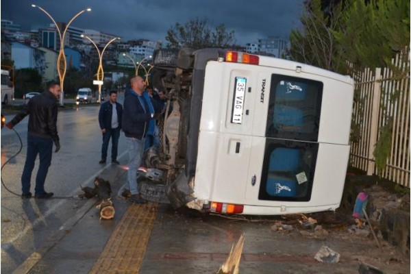 İŞÇİ SERVİSİ DEVRİLDİ: 4 YARALI