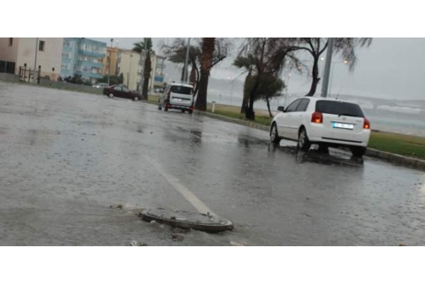 Sağanak nedeniyle caddeler taştı!