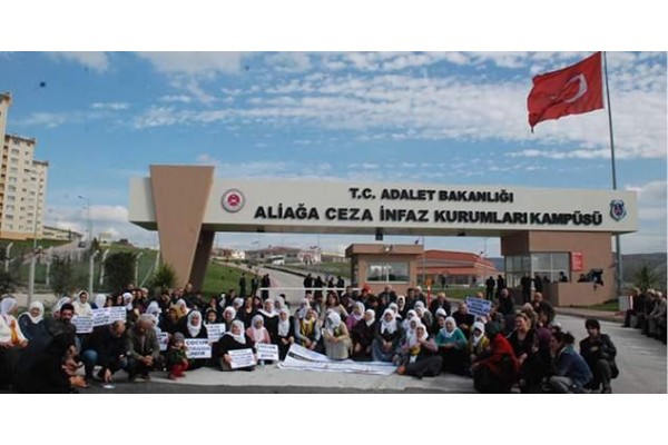 ALİAĞA'DA EYLEM "ÇOCUK EVLERİ KAPATILSIN"