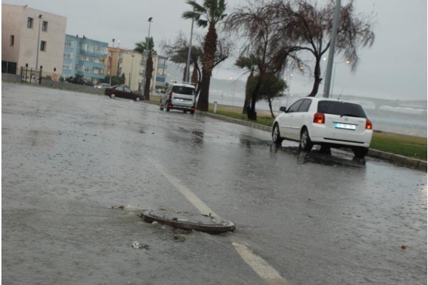 Sağanak nedeniyle caddeler taştı!