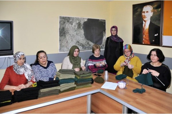 KADINLAR, MEHMETÇİK İÇİN ÇORAP, BERE VE ELDİVEN ÖRDÜ