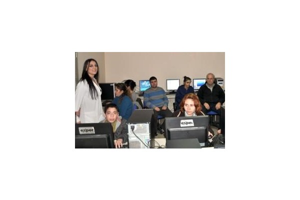 BİLGİSAYAR KULLANMAYI ÖĞRENİYORLAR