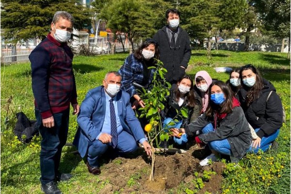 ÖĞRETMENLERİNİN ANISINA FİDAN DİKTİLER
