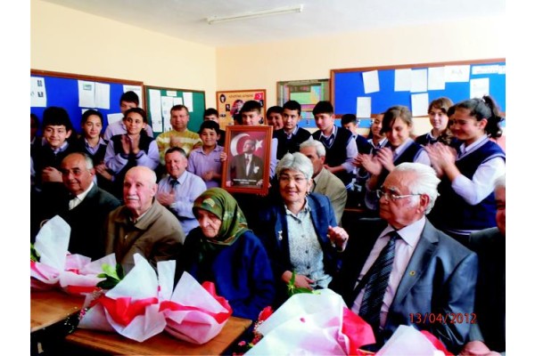 ATATÜRK  ALİAĞA’DAN GEÇTİ