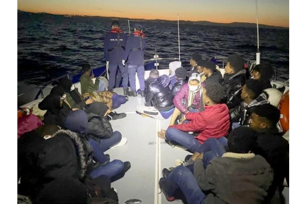 49 DÜZENSİZ GÖÇMEN KURTARILDI