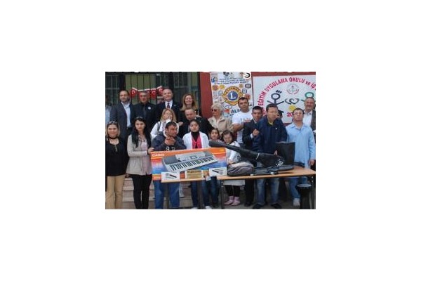 Engelleri müzikle aştılar