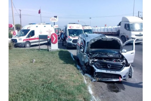 OTOMOBİLLE KAMYONET ÇARPIŞTI: 3 YARALI