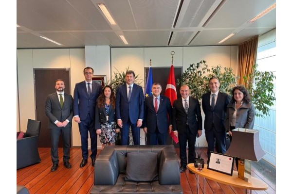 Avrupa Parlamentosu üyelerine İzmir’i anlattı