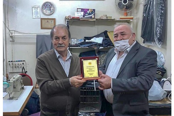 BERK’TEN 50 YILLIK ESNAFA PLAKET