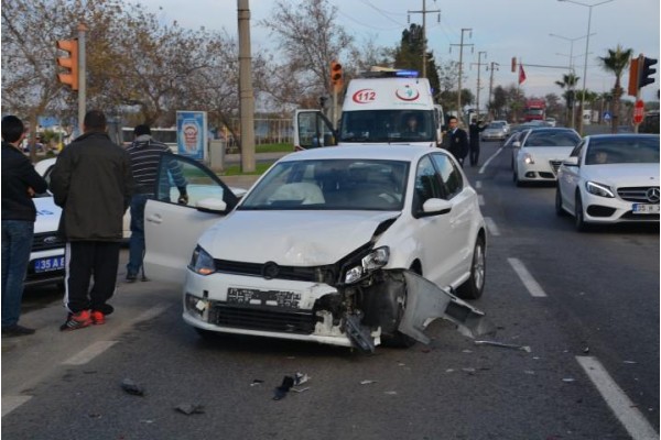 KARAYOLLARI KAVŞAĞINDA TRAFİK KAZASI: 1 YARALI