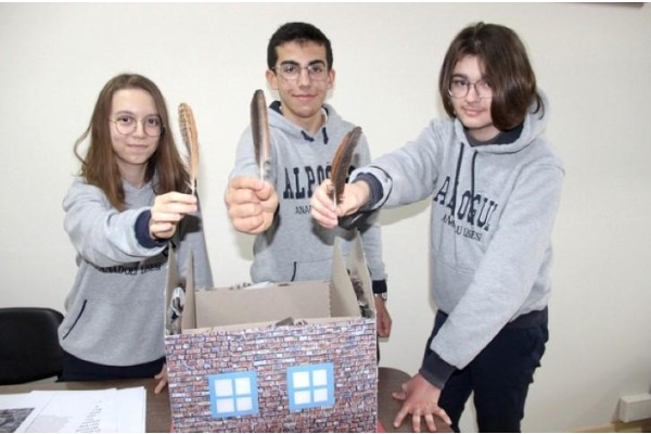 TAVUK TÜYLERİNDEN YALITIM MALZEMESİ YAPTILAR