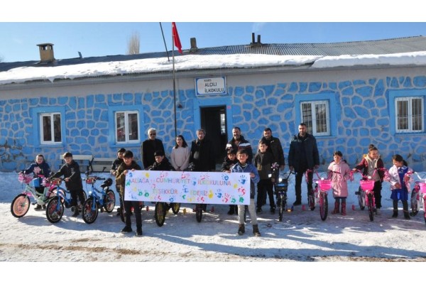 Hediye bisikletlerle mutluluk köprüsü kuruldu