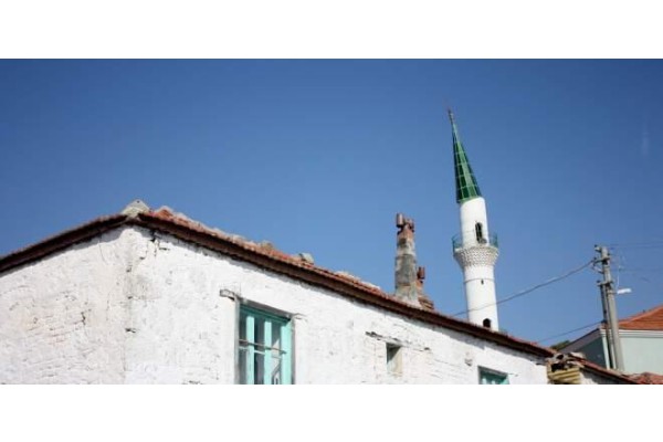 ŞİDDETLİ RÜZGÂR CAMİNİN MİNARESİNE ZARAR VERDİ