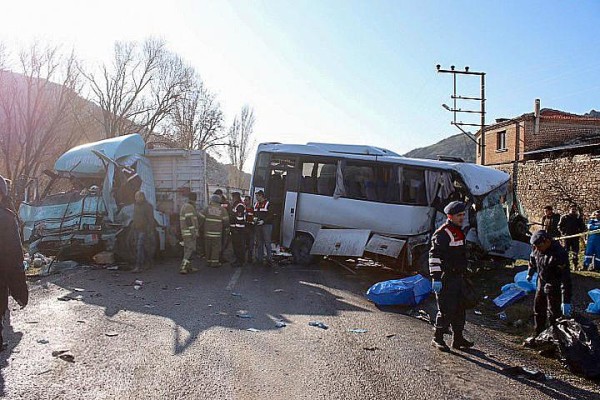 İŞÇİ SERVİSİ İLE KAMYON ÇARPIŞTI: 4 ÖLÜ, 8 YARALI