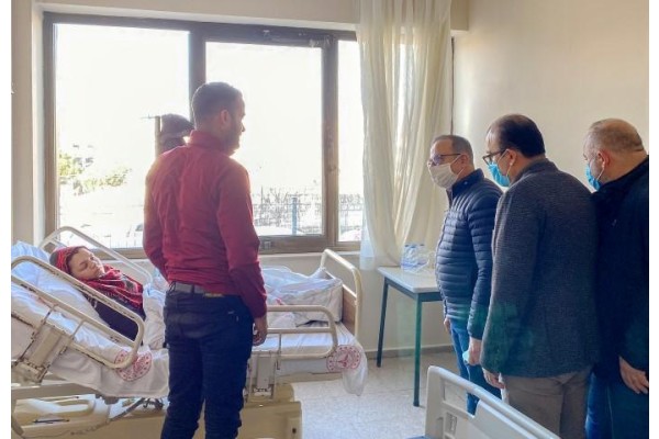 Tedavi altına alınan depremzedeleri ziyaret ettiler