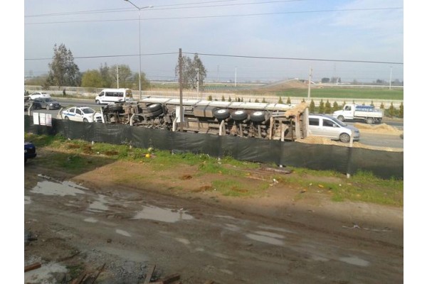 SAMAN YÜKLÜ TIR DEVRİLDİ