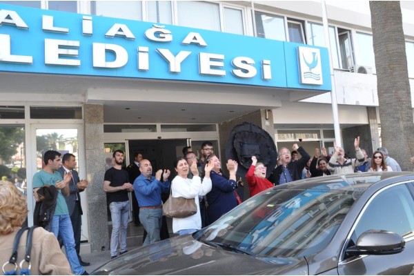 BELEDİYEYE SİYAH ÇELENKLİ PROTESTO