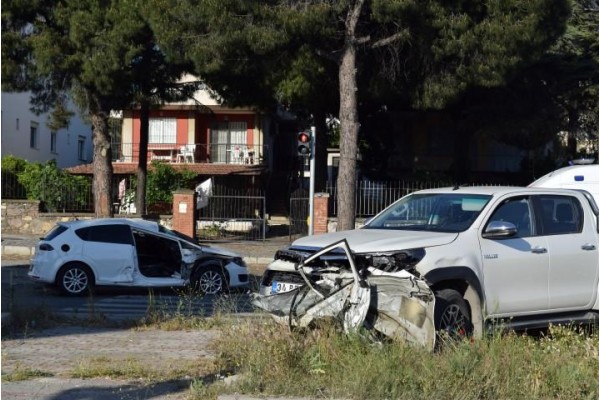 OTOMOBİL İLE KAMYONET ÇARPIŞTI: 2 YARALI