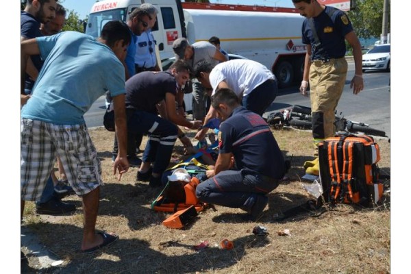 MOTOSİKLET İLE KAMYONET ÇARPIŞTI: 2 AĞIR YARALI
