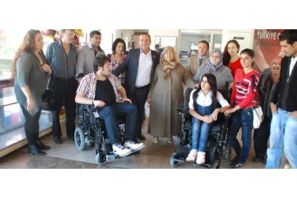 AKÜLÜ TEKERLEKLİ SANDALYE SEVİNCİ