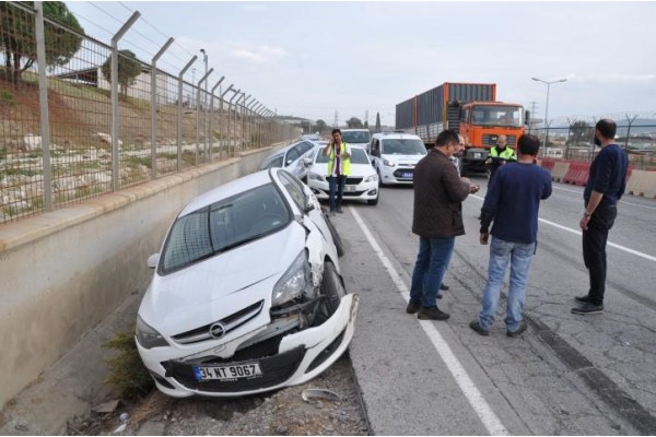 KONTROLDEN ÇIKAN KAMYON 7 ARACA ÇARPTI