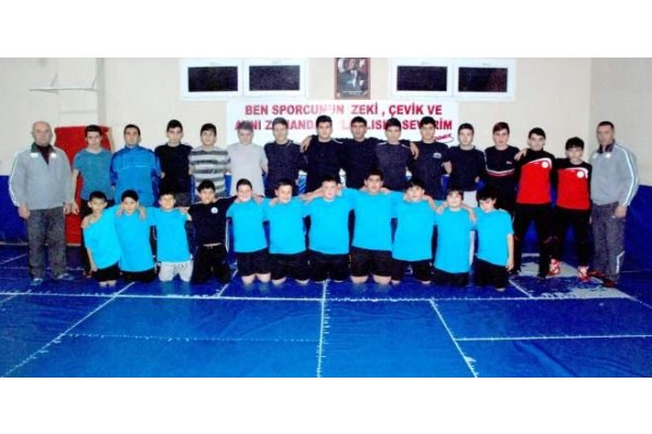 Genç güreşçilerden Aliağa'ya büyük gurur