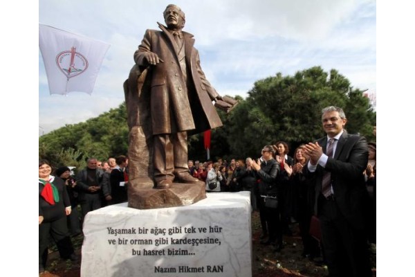 KARŞIYAKA, NAZIM HİKMET’İ ANIYOR