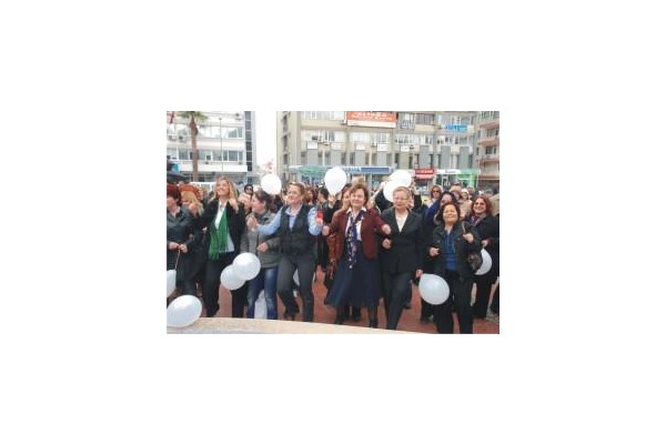 ‘KADINA ŞİDDETE’ DANSLA TEPKİ GÖSTERDİLER