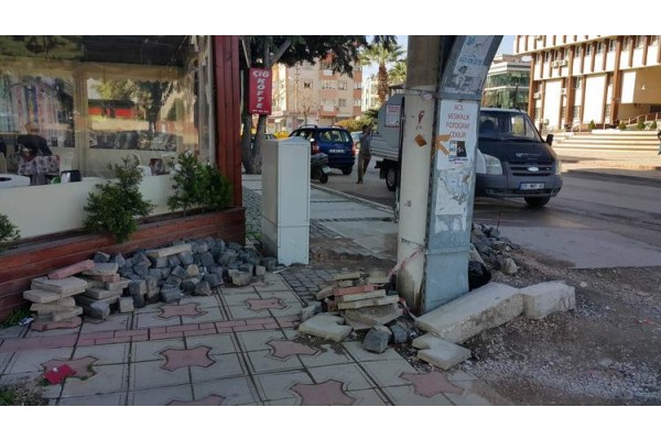 BOZUK KALDIRIM ONARILMAYI BEKLİYOR