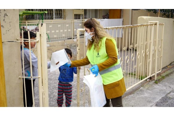 GENÇLER VE ÇOCUKLAR ASKIDA KİTAP İLE OKUYOR