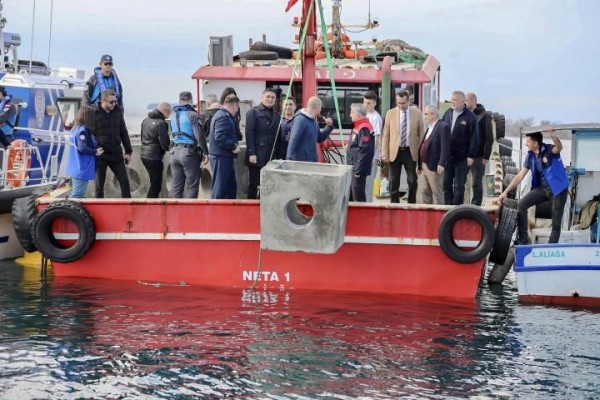 Yapay resifler suya bırakıldı