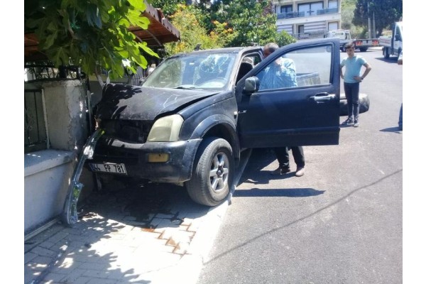 KAMYONET BAHÇE DUVARINA ÇARPTI: 1 YARALI
