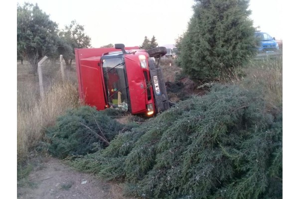 KAMYONET DEVRİLDİ: 2 YARALI