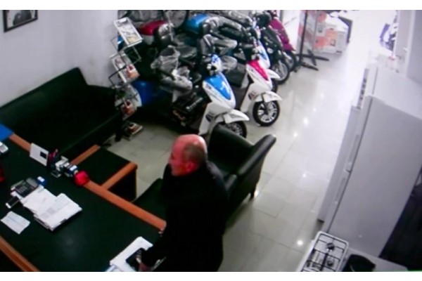 MÜŞTERİ GİBİ GİRDİ, CEP TELEFONUNU ÇALDI