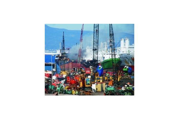 Gemi Söküm'de yangın