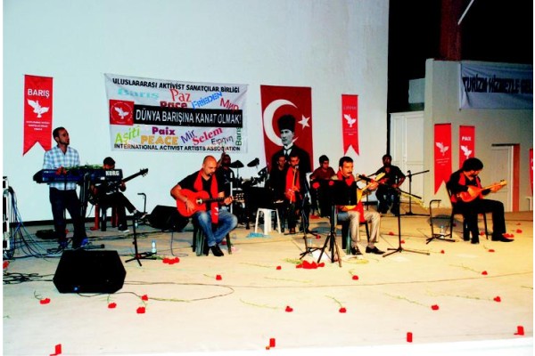 ONUR ve EKİBİ AYAKTA ALKIŞLANDI