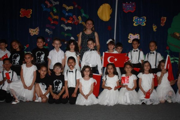 MİNİKLERDEN EĞLENCELİ OKUMA BAYRAMI