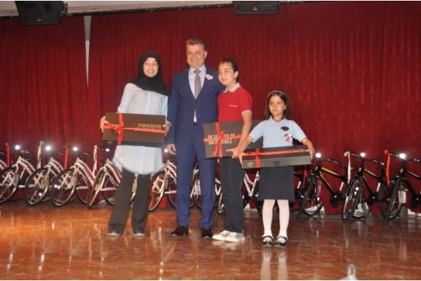 KİTABA DOKUNAN ELLER ÖDÜLLENDİRİLDİ