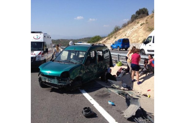 KAMYONET TRAFİK LEVHASINA ÇARPTI: 2 ÖLÜ 4 YARALI