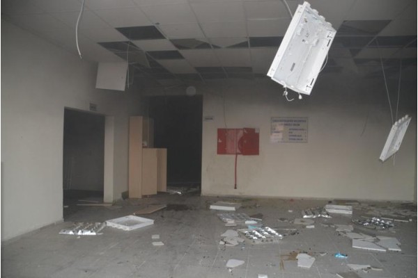 ÇÜRÜMEYE TERK EDİLEN SPOR SALONUNDA YANGIN ÇIKTI