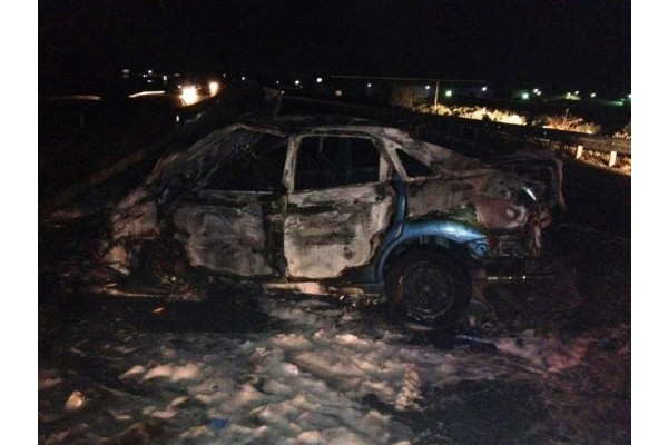 KAZA YAPAN OTOMOBİL YANDI: 4 YARALI