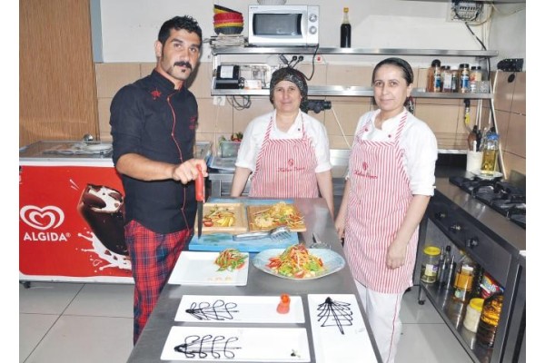 TECRÜBELERİNİ AŞÇILARLA PAYLAŞIYOR