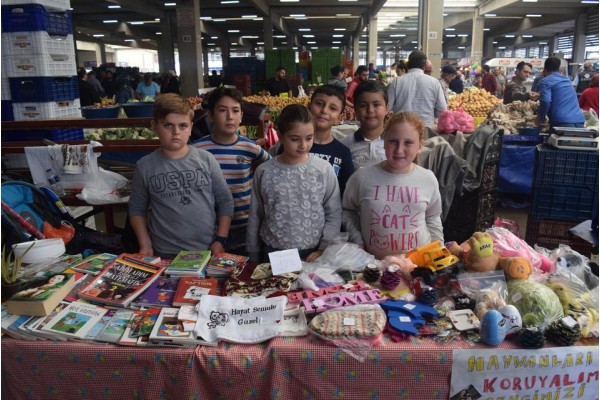 MİNİKLER SOKAK HAYVANLARI İÇİN STANT AÇTI