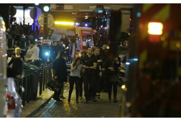 PARİS’TEKİ KATLİAMI KINADILAR