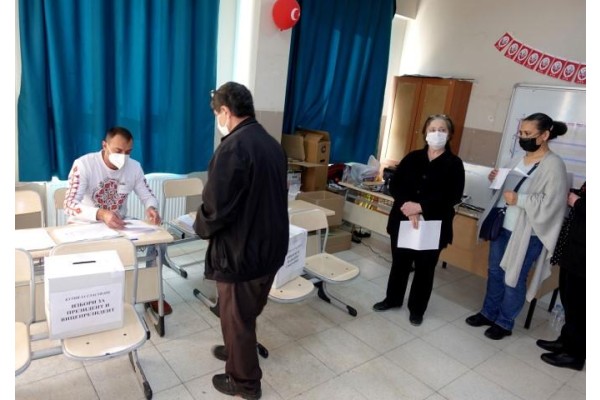 BULGARİSTAN VATANDAŞLARI SANDIK BAŞINA GİTTİ