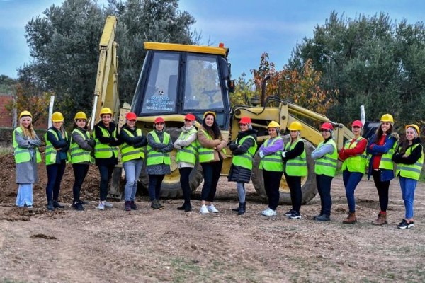 İZMİR’DE KADINLAR HER İŞİ YAPAR