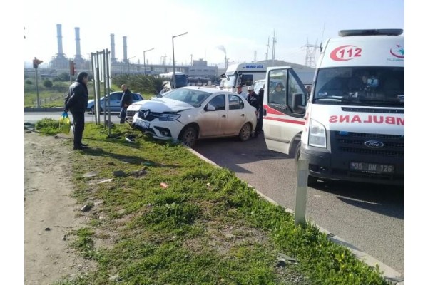 ALİAĞA’DA TRAFİK KAZASI: 2 YARALI