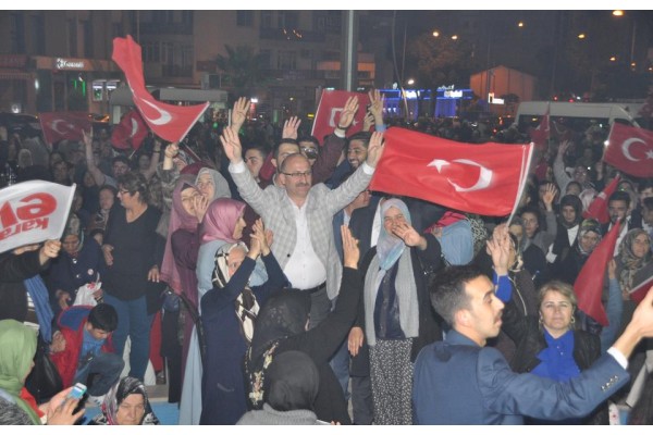 ALİAĞA’DA ‘EVET’ SEVİNCİ